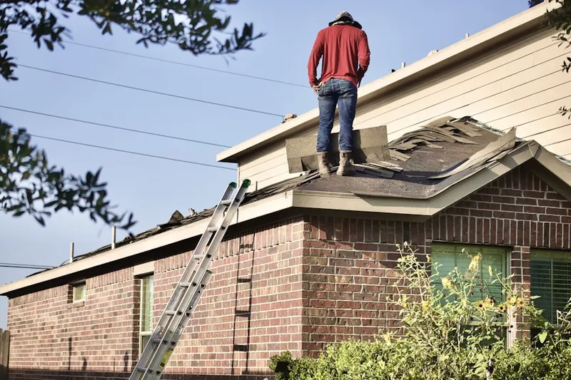 Professional roofer working on a residential roof in Everbreeze Plateau